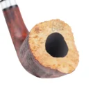 Η Chacom Pipe of the Year 2025 αποτελεί μία από τις πιο εκλεπτυσμένες δημιουργίες της παραδοσιακής γαλλικής εταιρείας. Κατασκευασμένη στο Saint-Claude.