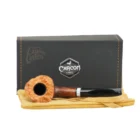 Η Chacom Pipe of the Year 2025 αποτελεί μία από τις πιο εκλεπτυσμένες δημιουργίες της παραδοσιακής γαλλικής εταιρείας. Κατασκευασμένη στο Saint-Claude.