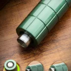 Μεταλλικός κόπτης πούρων δύο διαμέτρων bullet από ανοξείδωτο ατσάλι σε πράσινο χρώμα. Χρησιμοποιείται ως μπρελόκ για να το έχετε πάντα μαζί σας.