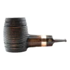 Η Devil’s Cut G Brown είναι μια πίπα με μοναδικό σχεδιασμό, εμπνευσμένη από τα βαρέλια ουίσκι. Είναι κατασκευασμένη από νοτιοαμερικανική φλαμουριά.