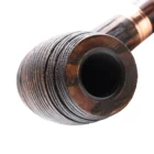 Η Devil’s Cut G Brown είναι μια πίπα με μοναδικό σχεδιασμό, εμπνευσμένη από τα βαρέλια ουίσκι. Είναι κατασκευασμένη από νοτιοαμερικανική φλαμουριά.