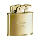 Ο Ronson Nostalgia Gold Satin αποτελεί φόρο τιμής στην ιστορία της Ronson, που το 1913 παρουσίασε έναν από τους πρώτους αναπτήρες υγρού καυσίμου.