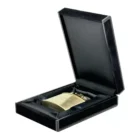 Ο Ronson Nostalgia Gold Satin αποτελεί φόρο τιμής στην ιστορία της Ronson, που το 1913 παρουσίασε έναν από τους πρώτους αναπτήρες υγρού καυσίμου.