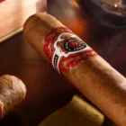Το Macanudo Vintage 2010 αποτελεί ένα κομψό και ισορροπημένο premium πούρο που δημιουργήθηκε με φύλλα καλλιεργημένα το 2010.