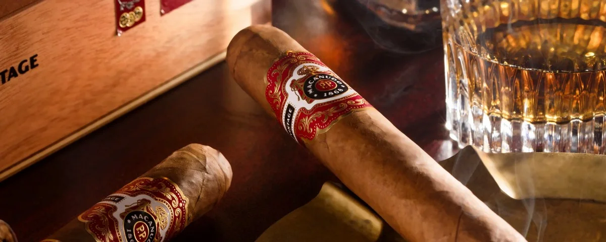 Το Macanudo Vintage 2010 αποτελεί ένα κομψό και ισορροπημένο premium πούρο που δημιουργήθηκε με φύλλα καλλιεργημένα το 2010.