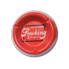 Μεταλλικό σταχτοδοχείο από τη Smoking, που διαθέτει 3 θέσεις για τσιγάρα με διάμετρο 15 εκατοστά. Σε κόκκινο χρώμα και το χαρακτηριστικό logo της εταιρίας.