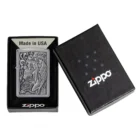 Ο Zippo Skull & Angel Emblem (49442) ξεχωρίζει με το εντυπωσιακό του σχέδιο, συνδυάζοντας gothic στοιχεία με μοντέρνα αισθητική.