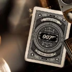 Η συλλεκτική τράπουλα James Bond Premium Playing Cards αποτυπώνει την κομψότητα και το διαχρονικό κύρος της θρυλικής κινηματογραφικής σειράς του James Bond.