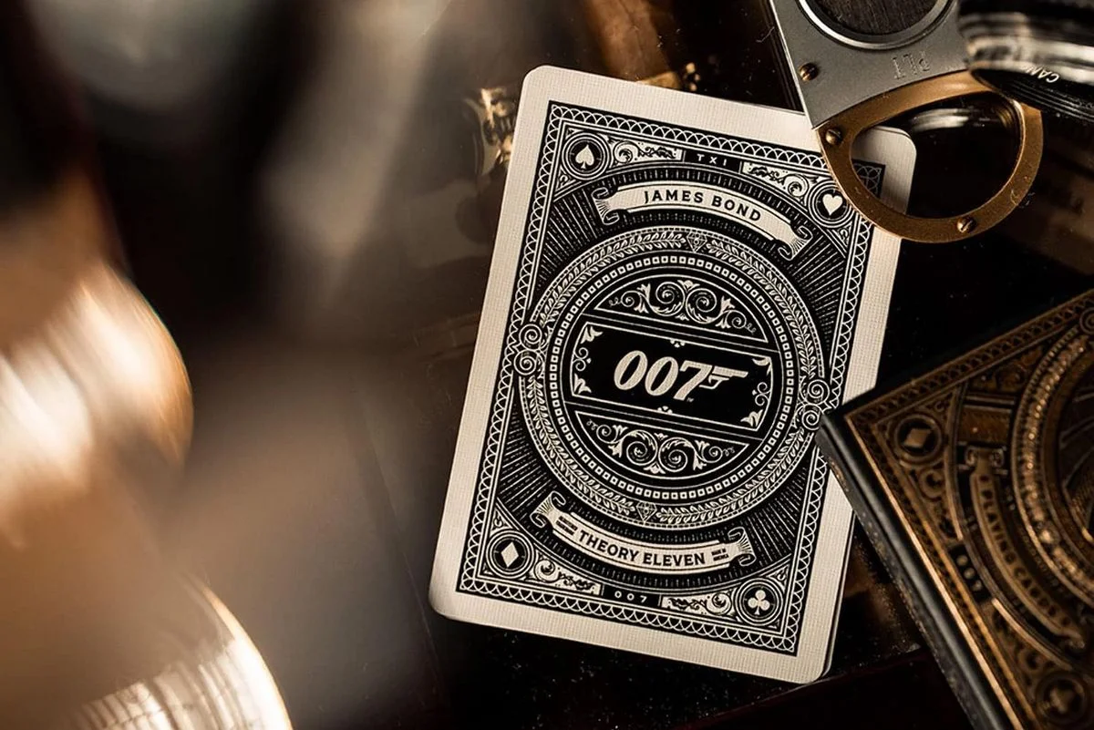 Η συλλεκτική τράπουλα James Bond Premium Playing Cards αποτυπώνει την κομψότητα και το διαχρονικό κύρος της θρυλικής κινηματογραφικής σειράς του James Bond.