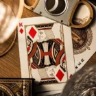 Η συλλεκτική τράπουλα James Bond Premium Playing Cards αποτυπώνει την κομψότητα και το διαχρονικό κύρος της θρυλικής κινηματογραφικής σειράς του James Bond.