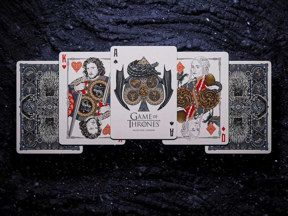 Ιδανική για συλλογή, η τράπουλα Game of Thrones από τη Theory11, θα μεταφέρει κάθε παιχνίδι σε άλλη διάσταση.
